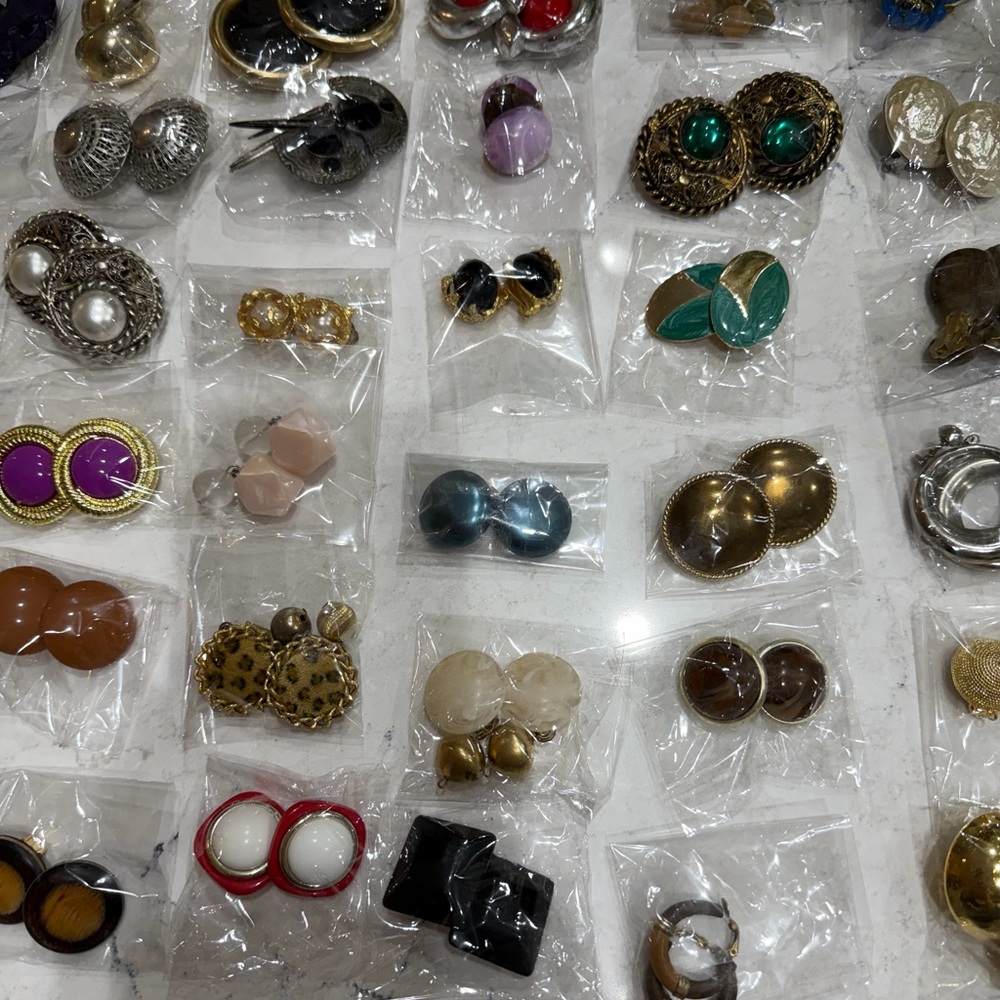 63 Pairs of Vintage / Retro Clip-On Earrings - Great For Reselling / Booth Sales - Picture 3 of 4